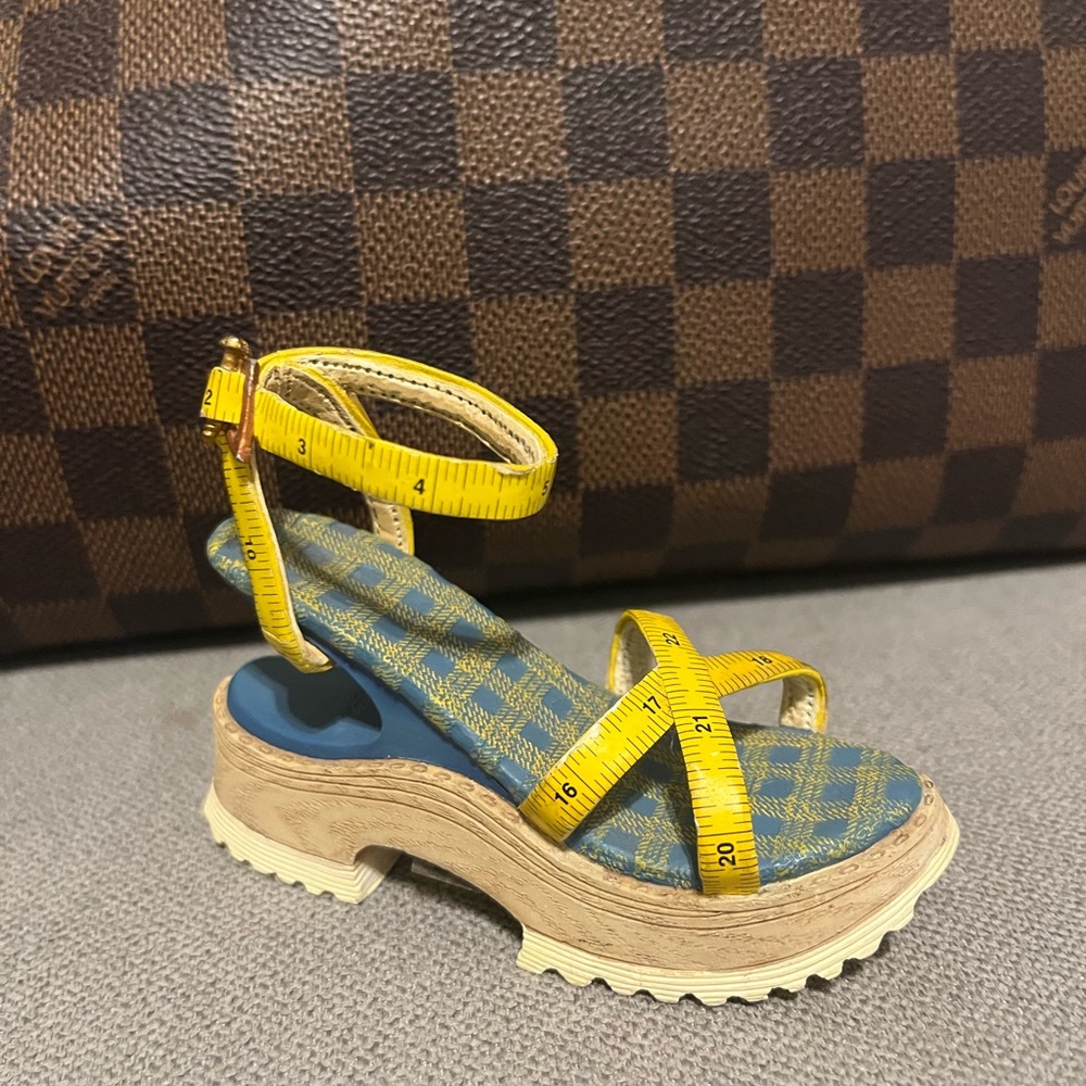 Sewing tape wedge shoe figurine